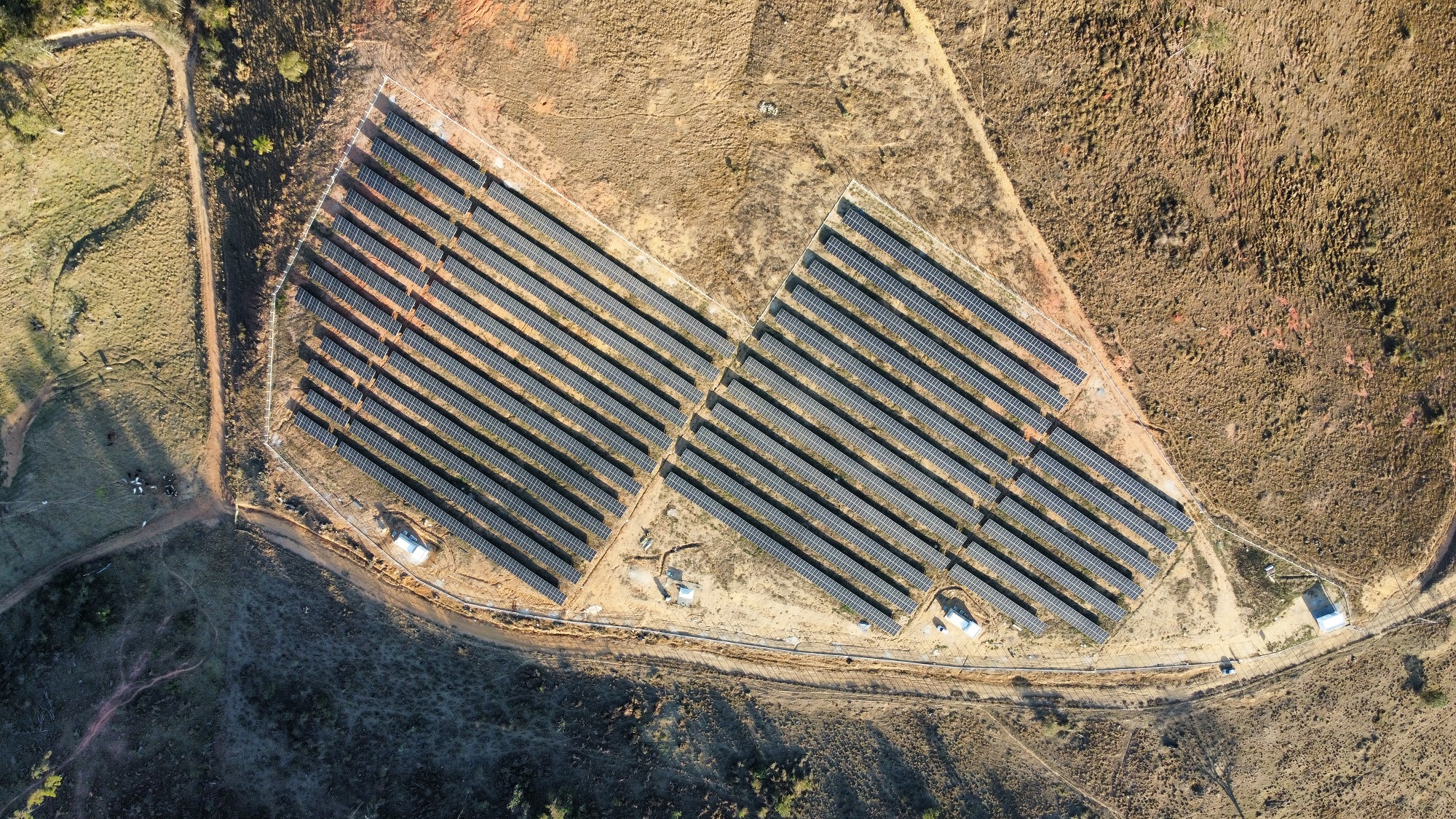 Mercado de energia solar encolhe 29% em 2025 e investimentos caem 40%, aponta levantamento da ABSOLAR